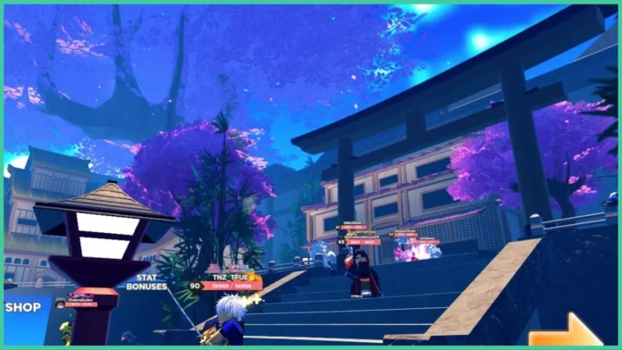 imagen destacada para nuestra lista de niveles del simulador de dimensiones anime, la imagen muestra una captura de pantalla de la zona del vestíbulo principal del juego, con una puerta tori y escaleras que conducen a edificios y árboles altos, hay jugadores de pie mientras empuñan sus armas y utilizan habilidades