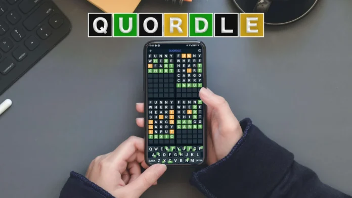 O persoană care joacă Quordle pe telefon